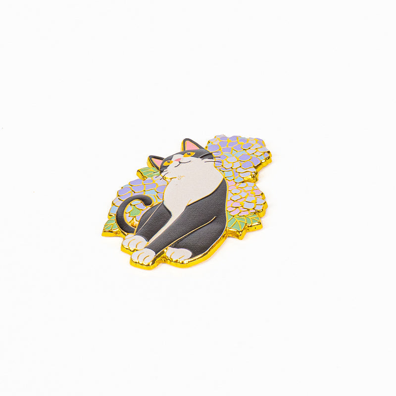 Japanese Gold-Tone Metal Magnet – Cat & Hydrangeas